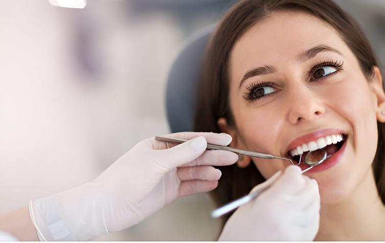 Beneficios del uso de hilo dental que aprueban los dentistas